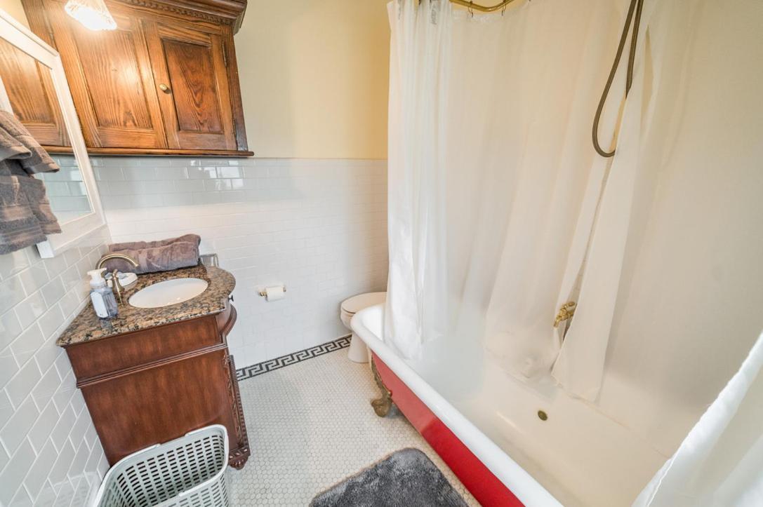 One Of These Nights - King Sized Bed - Sleeps 2 Hotell Lynchburg Exteriör bild