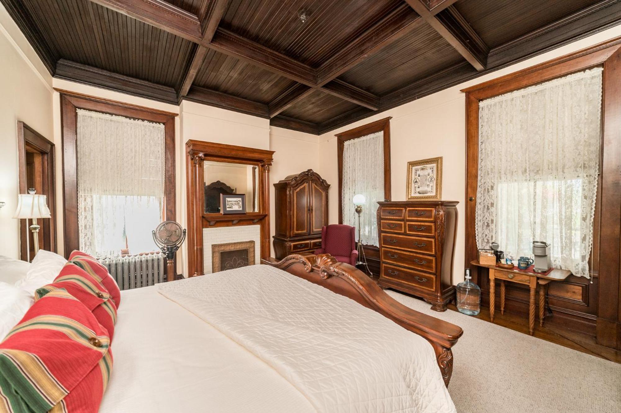 One Of These Nights - King Sized Bed - Sleeps 2 Hotell Lynchburg Exteriör bild